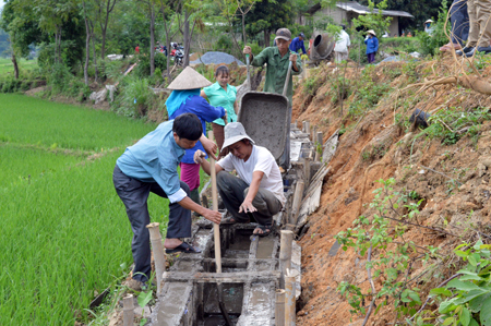 Nhân dân xã Sơn Lương tham gia thi công hệ thống kênh mương nội đồng.
